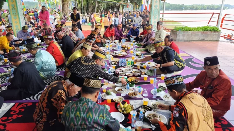 Wakil Walikota Pontianak Takjub Tradisi Makan Berami Sanggau