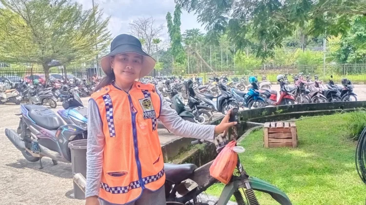 Helda, Juru Parkir Tangguh di PLBN Entikong