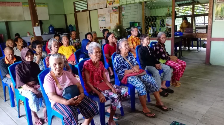 Puluhan Lansia di Engkahan Terima BLT-DD