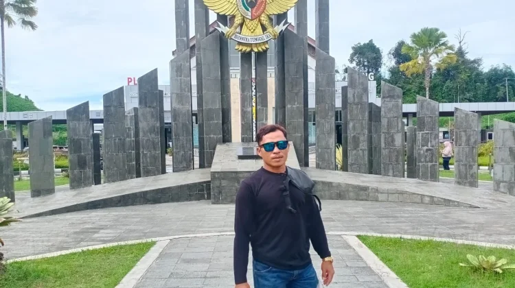 Antusias Warga Lihat Tugu Garuda PLBN Entikong