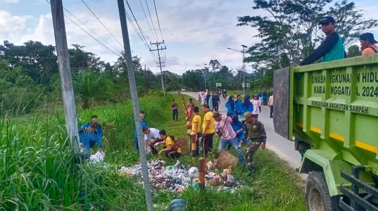 Forkopimcam dan Pelajar Sekayam Gotong Royong Bersihkan Sampah