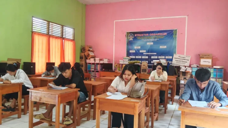 Ujian Kesetaraan PKBM Entikong Bantu Warga Lanjut Sekolah