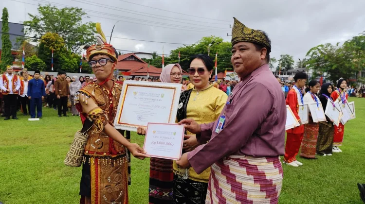 Guru Pedalaman Sanggau Raih Penghargaan Hardiknas 2026