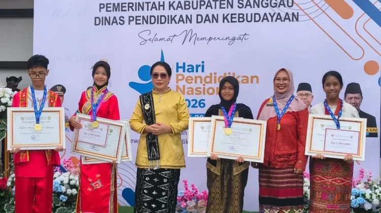 Peringatan Hardiknas, Pemda Sanggau Apresiasi Guru Berprestasi
