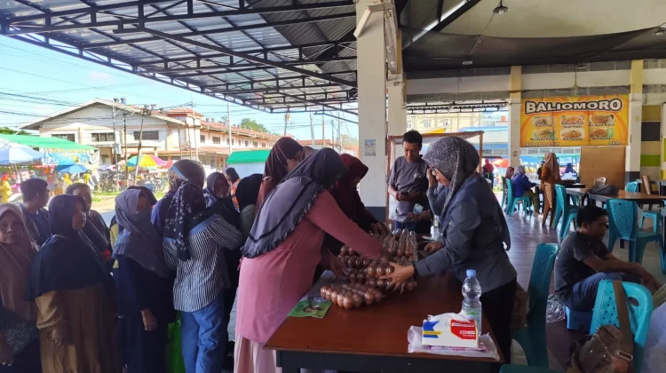 Bazar Telur Murah Stabilkan Harga Pangan di Sanggau