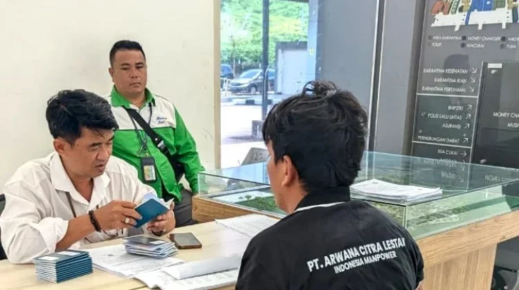 Ratusan PMI Berangkat ke Malaysia Melalui Entikong