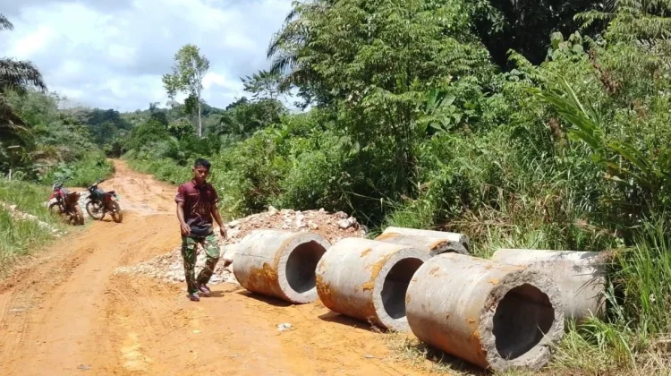 TMMD Kodim Sanggau Percepat Pengerjaan Jalan Desa Semayang