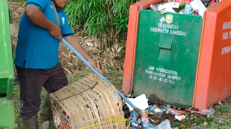 DLH Sanggau Terapkan Jam Buang Sampah Malam