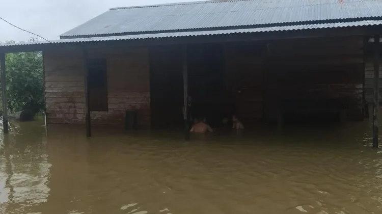 Banjir Rendam Permukiman dan Jalan Nasional di Melengang