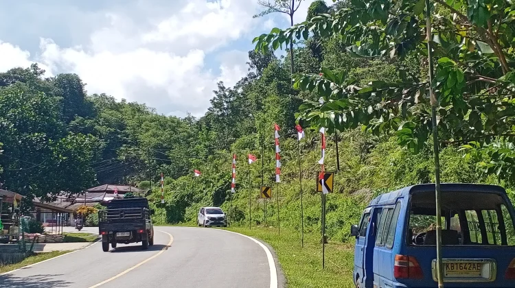 Ratusan Bendera Merah Putih Hiasi Perbatasan RI-Malaysia di Semanget