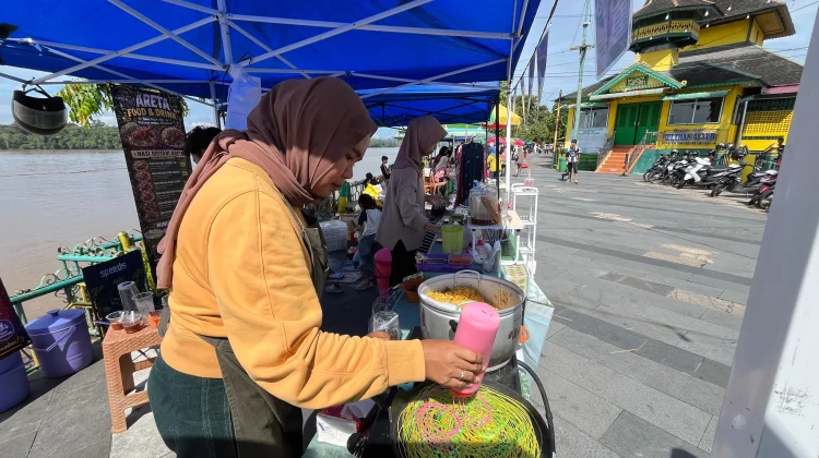 UMKM Lokal Sanggau Harap Pemerintah Tekan Harga Plastik