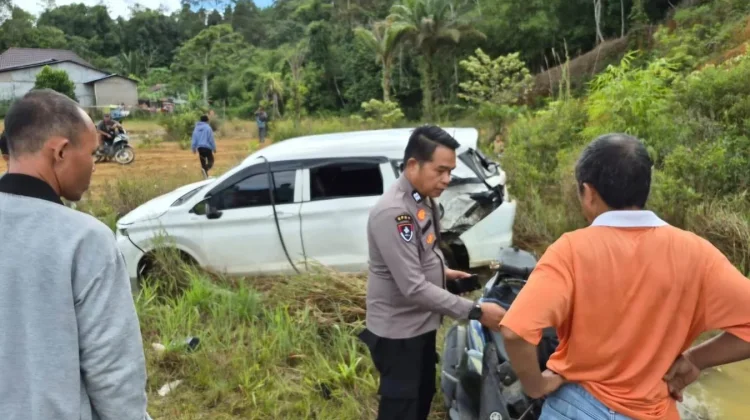 Polisi Tangani TKP Tabrakan Maut Batang Tarang Sanggau