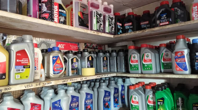 Pelaku Bengkel di Sanggau Keluhkan Kenaikan Harga Pelumas Impor
