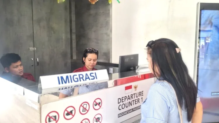 Imigrasi Entikong Tolak 918 Keberangkatan Pelintas