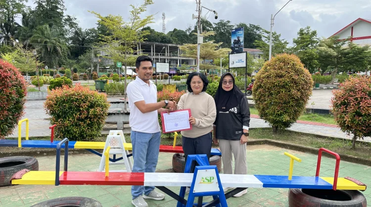 PT Agrina Sawit Perdana Bantu Wahana Bermain Anak