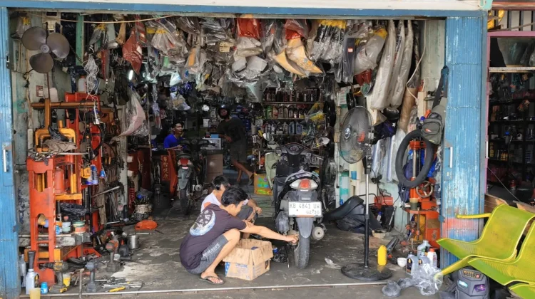 Pelemahan Rupiah Picu Kenaikan Harga Oli dan Sparepart