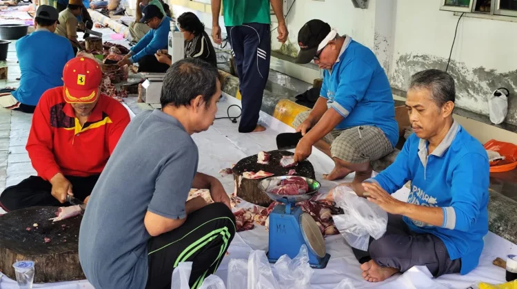 Pemotongan Kurban Masjid Agung Sanggau Sasar 700 Warga