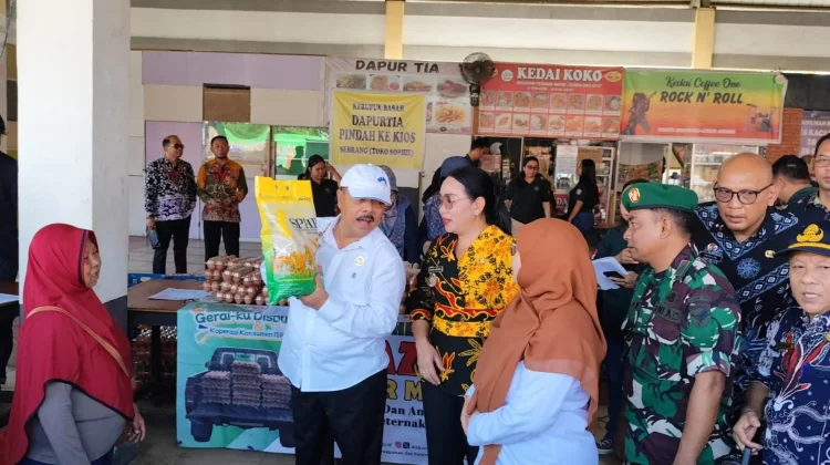 Bupati Sanggau Apresiasi Bazar Pangan Murah dan Telur