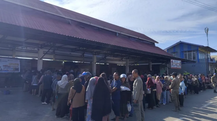 Warga Serbu Bazar Telur Murah di Sanggau