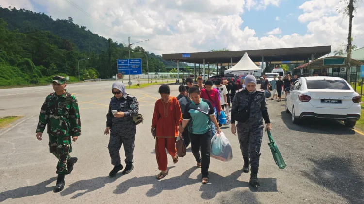 Malaysia Deportasi 29 WNI lewat Entikong
