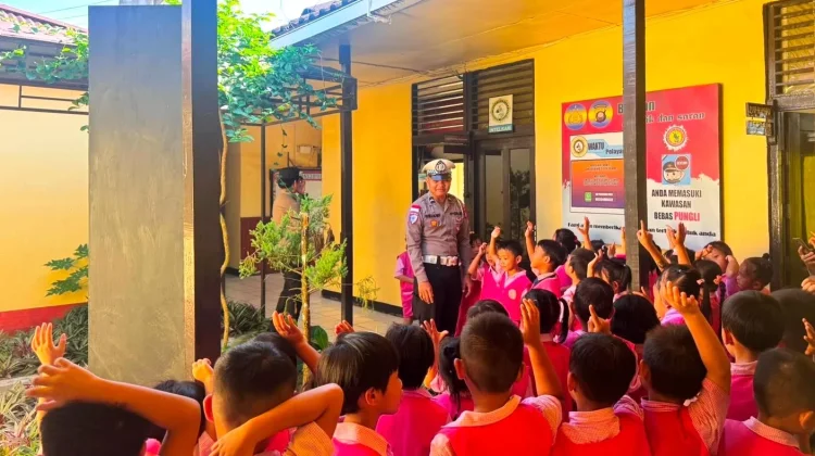 Polsek Entikong Tanamkan Disiplin Keselamatan Anak Usia Dini