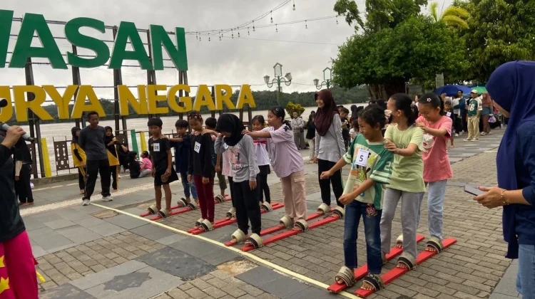 CFD Muara Kantu Dimeriahkan Lomba Terompah Pelajar