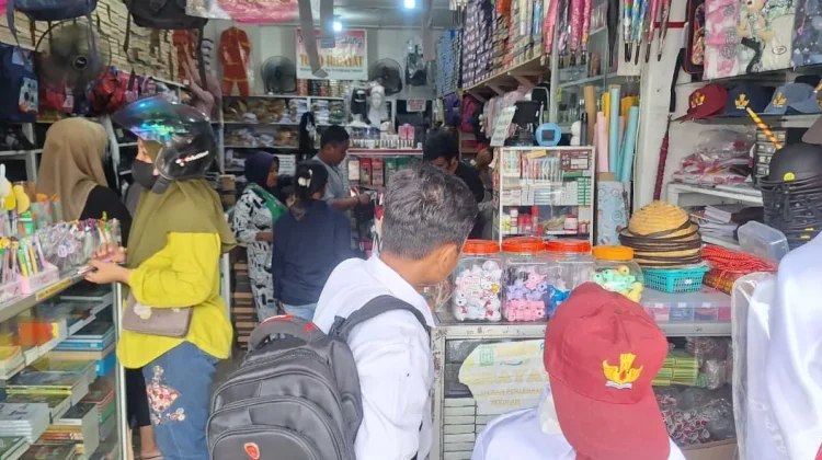 Toko Perlengkapan Sekolah di Perbatasan Diserbu Pembeli