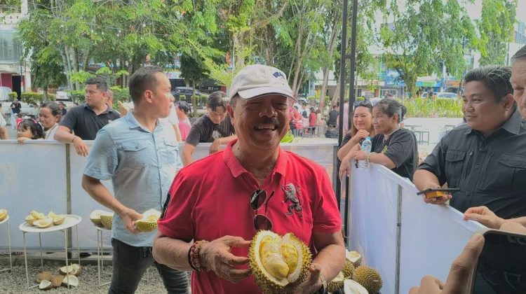 Bupati Ontot Ajak Warga Sanggau Lestarikan Durian Lokal