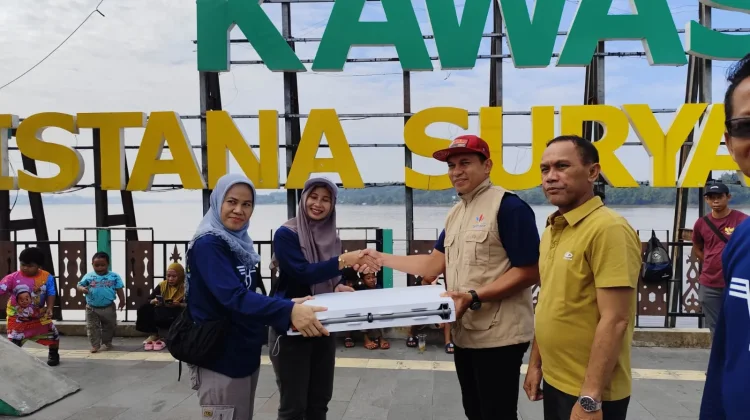 Disporapar Sanggau Serahkan Sarana Pendukung Pokdarwis Muara Kantu