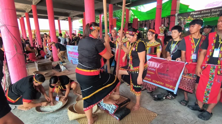 Lestarikan Tradisi, Gawai Dayak XXII Gelar Lomba Tumbuk Padi