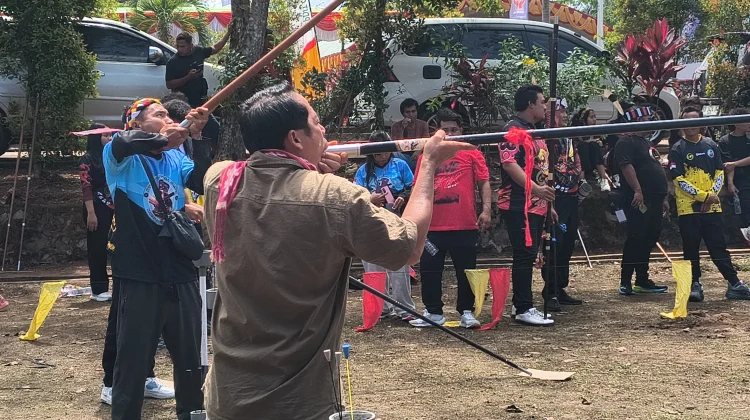 Jaga Tradisi, 76 Peserta Meriahkan Lomba Sumpit di Sanggau