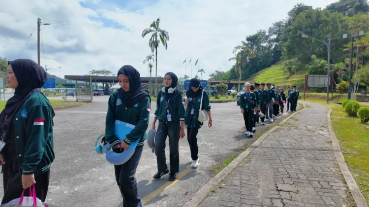 KJRI Kuching Lepas 22 Anak PMI Peraih Beasiswa