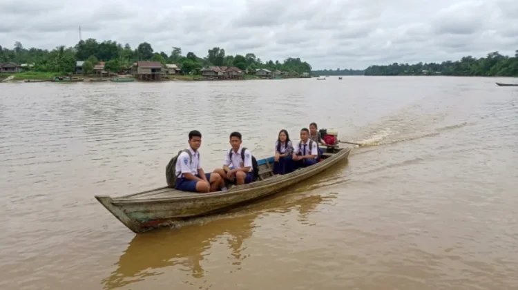 Naik Sampan, Perjuangan Pelajar Pedalaman Sanggau untuk Sekolah