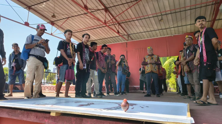 Lomba Gasing Jadi Ajang Bakat dalam Gawai Dayak Sanggau