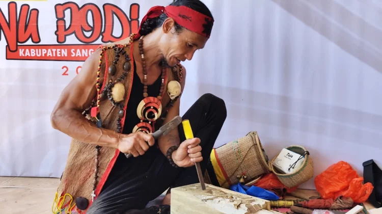 Lomba Memahat dan Melukis Perisai Angkat Nilai Budaya Dayak