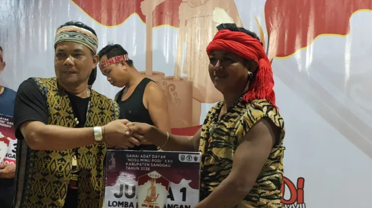 Entikong Juarai Lomba Memahat Gawai Dayak Sanggau