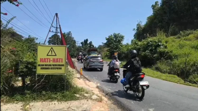 Warga Sanggau Keluhkan Kerusakan Jalan Tanjakan Semboja