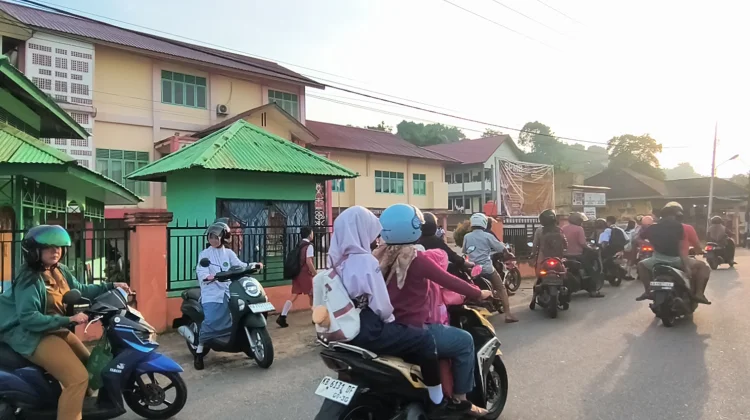 Para Ayah Antusias Antar Anak ke SMPN 1 Sanggau