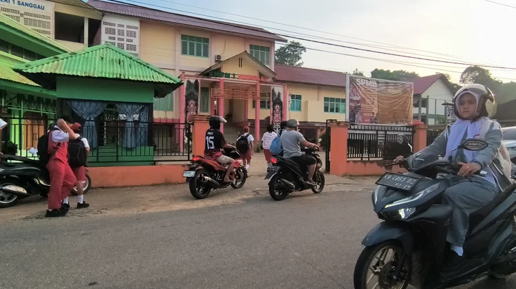 ASN Sanggau Dukung Ayah Antar Anak Sekolah