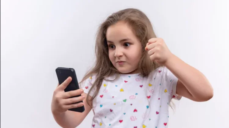 Diberi Handphone Saat Rewel, Pola Asuh Keliru untuk Anak