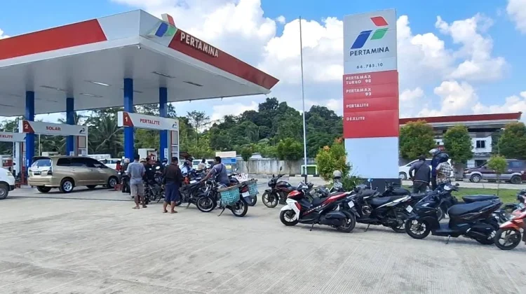 Polisi Awasi Antrean BBM di Entikong