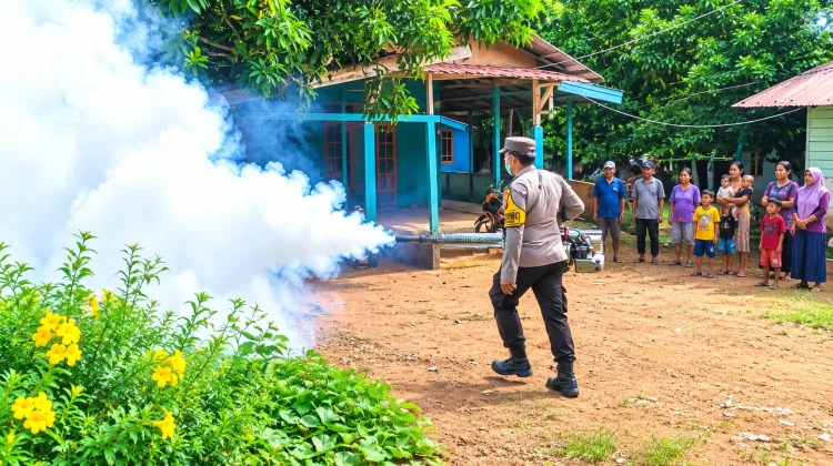 Waspada DBD, Polisi Lakukan Fogging di Tayan Hilir