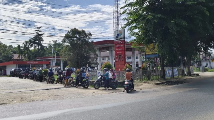 Antrean BBM di Sanggau, Disperindagkop Duga karena Pertamax Mahal