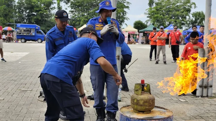 Warga Berebut Praktik, Simulasi LPG Damkar Sanggau Diserbu