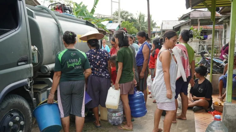 TNI Salurkan 5.000 Liter Air Bersih bagi Warga Entakai
