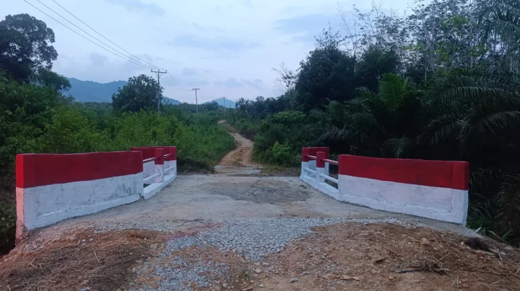 Kodim Sanggau Tuntaskan 3 Jembatan Armco di Perbatasan