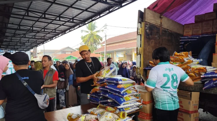 Warga Antusias, Sembako Bersubsidi Dijual Rp90.000