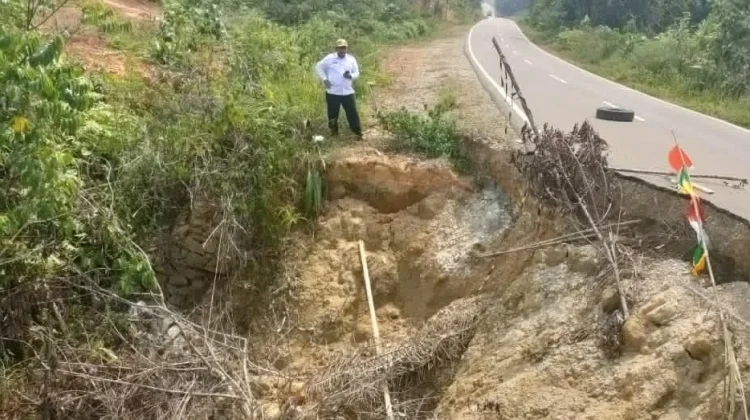 Jalan Provinsi di Desa Bantai Ambles, Pemkab Sanggau Harap Penanganan Segera
