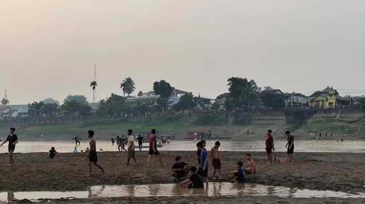 Pasir Timbul di Sanggau Jadi Wisata Dadakan