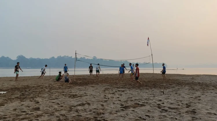 Sungai Kapuas Surut, Pasir Timbul Jadi Wisata Dadakan Warga Sanggau